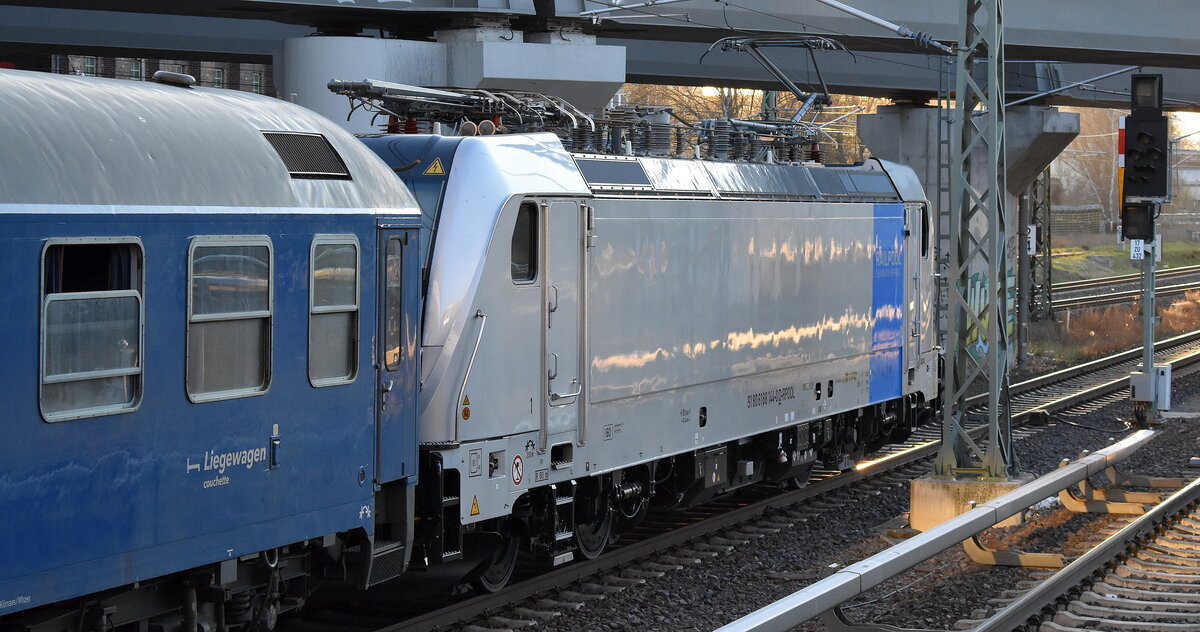 TCS - Train Charter Services B.V., 's-Hertogenbosch [NL] mit der nagelneuen geleasten Railpool Lok   188 144  [NVR-Nummer: 91 80 6188 144-0 D-Rpool] für die European Sleeper Exploitatie B.V. mit der geleasten RDC Nachtzugwagen-Garnitur als neue Nachtzugverbindung nach Paris hier a, 01.04.26 am Haltesignal Berlin Ostkreuz auf dem Weg zur Bereitstellung.