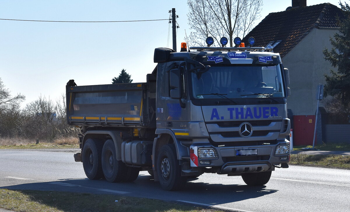 THAUER TRANSPORTE Inh. A. Thauer mit einem MB ACTROS 2646  Baukipper am 20.03.25 Höhe Bahnübergang Bahnhof Rodleben. 