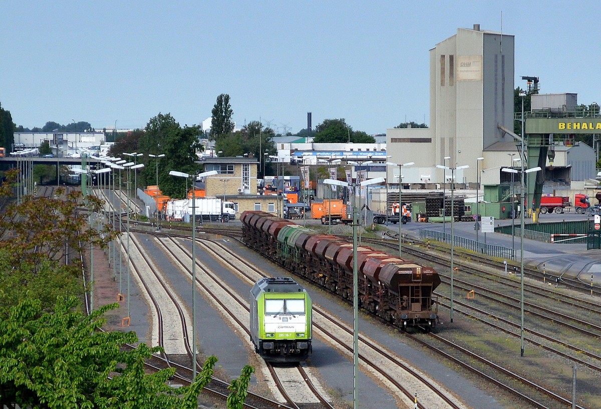 TL/Captrain 285 118-7 (92 88 0076 102-7 B-ITL, Bombardier Bj.2009) hat einen Kieszug zum Berliner Westhafen gebracht und pausiert bis zur Entladung zum Abtransport der Sch�ttgutwagen, 18.05.15