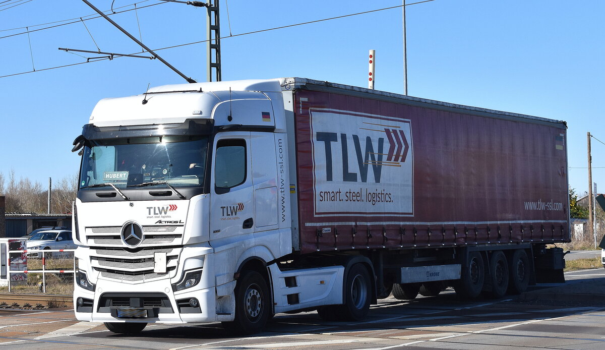 TLW GmbH & Co. KG mit einem Sattelzug mit MB ACTROS L 1851 Zugmaschine am 18.03.25 Höhe Bahnübergang Bahnhof Rodleben.