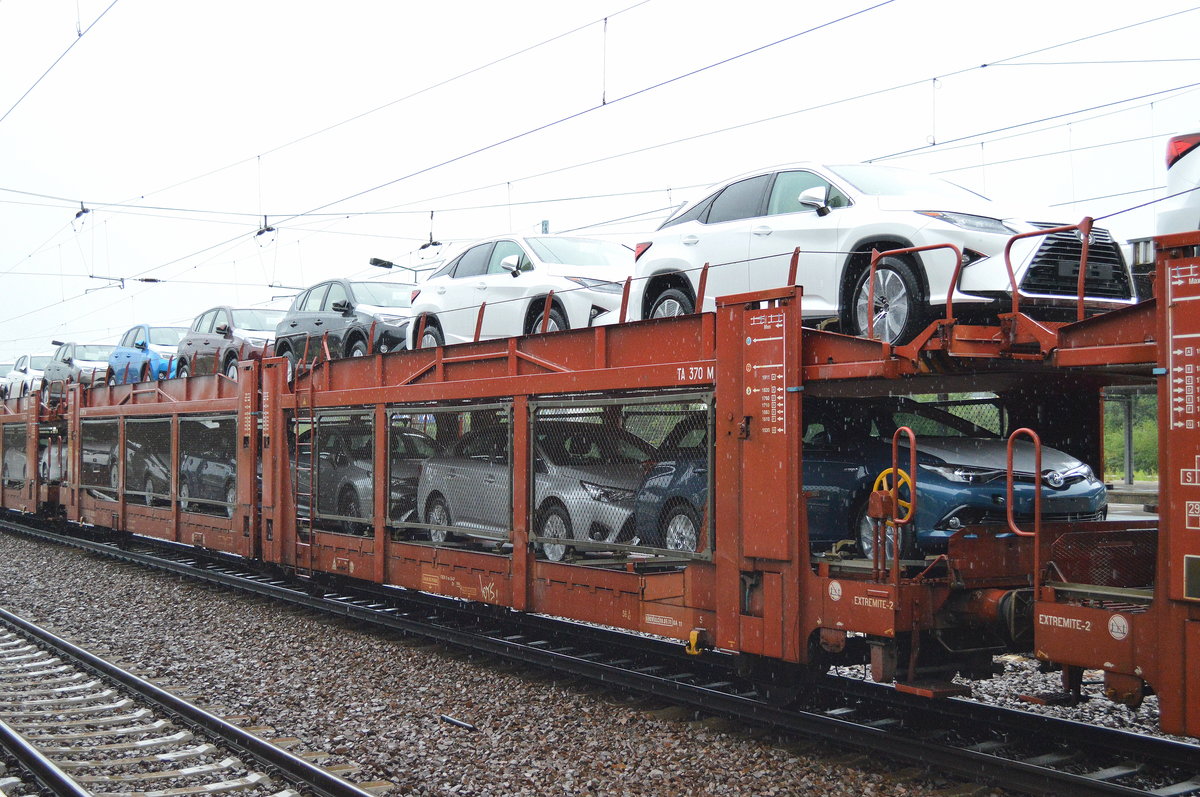 TOYOTA Modelle unten LEXUS oben, ein PKW Transportzug am 27.07.16 Bf. Flughafen berlin-Schönefeld.