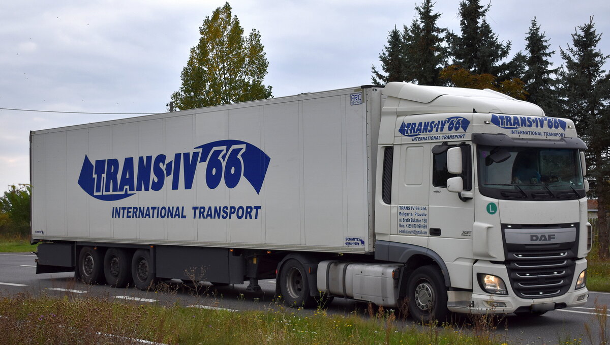 TRANS IV 66 LTD (Spedition aus Bulgarien) mit einem Sattelzug mit DAF XF 460 EURO6 Zugmaschine am 01.10.25 Höhe Bahnübergang Rodleben.