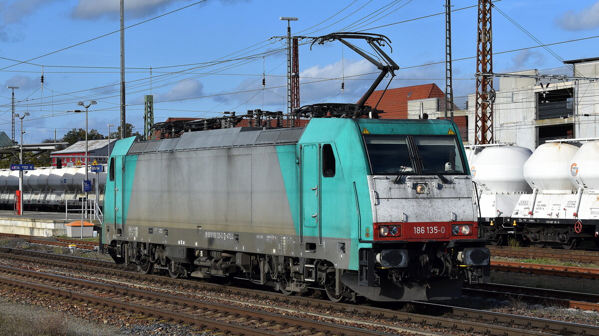Transchem Sp. z o.o., Włocławek [PL] mit der geleasten ATLU Lok  186 135-0  [NVR-Nummer: 91 80 6186 135-0 D-ATLU] beim Umsetzen vor einen polnischen Zementstaubzug am 29.10.25 Höhe Bahnhof Frankfurt/Oder.