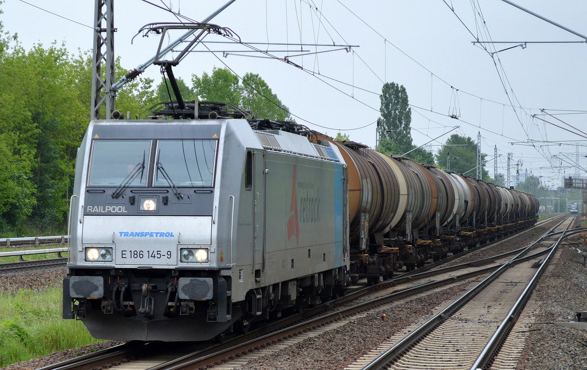 TRANSPETROL mit Railpoollok E 186 145-9 und einem Kesselwagenzug am 26.05.16 Berlin-Hohenschönhausen.