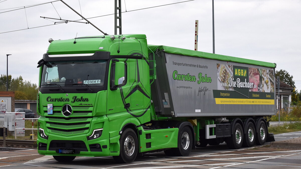 Transportunternehmen & Baustoffe Carsten John GmbH mit einem farbenfrohen Sattelkipper mit MB ACTROS L 1853 Zugmaschine am 01.10.25 Höhe Bahnübergang Rodleben.