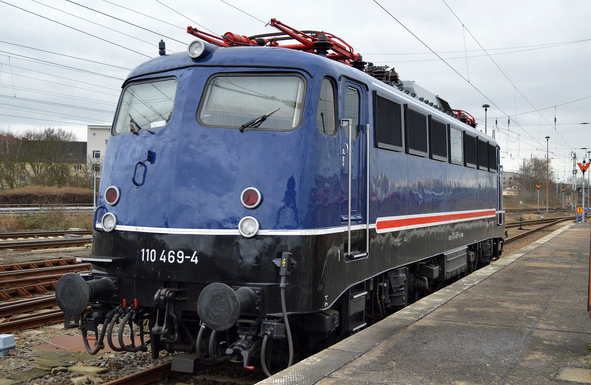 TRI - Train Rental GmbH mit der sehr schönen 110 469-4 (91 80 6 110 469-4 D-TRAIN, Henschel Bj.1966) mit Bügelfalte, heute Nachmittag abgestellt im Bf. Berlin-Lichtenberg, 07.03.17