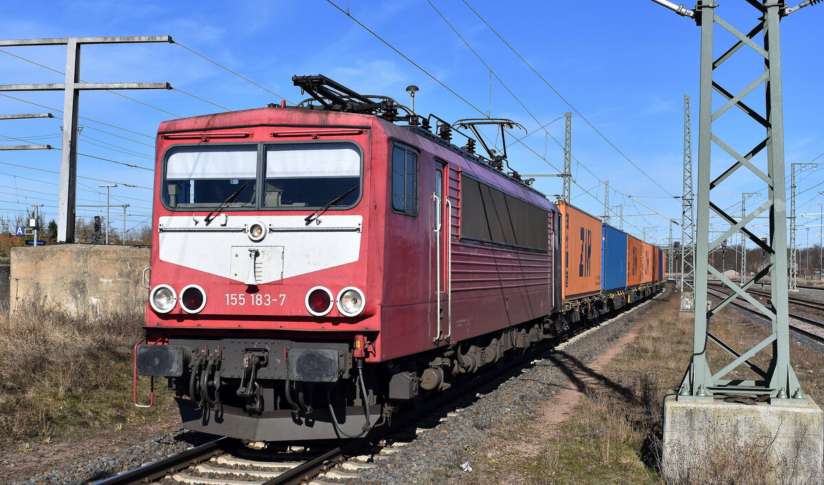 TRIANGULA Logistik GmbH, Gelenau/Erzgebirge mit der angemieteten MAED - Maik Ampft Eisenbahndienstleistungen Lok  155 183-7  [NVR-Nummer: 91 80 6155 183-7 D-MAED] und eiem Containerzug am 02.03.26 Durchfahrt Bahnhof Lutherstadt Wittenberg Hbf.