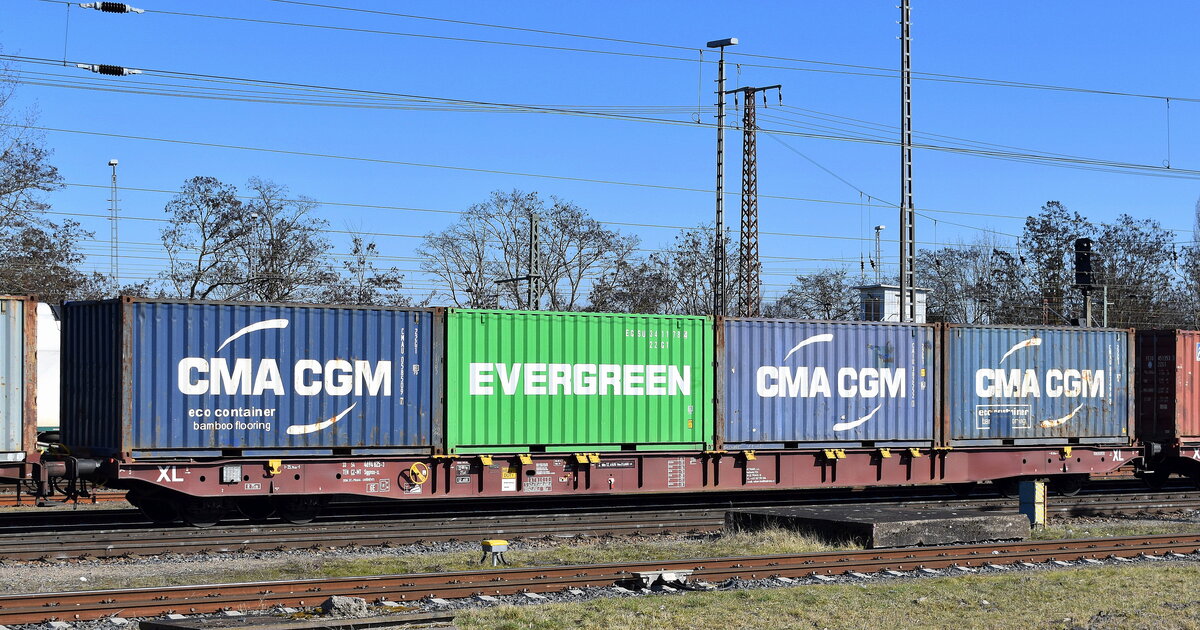 Tschechischer Drehgestell-Containertragwagen vom Einsteller METRANS mit der Nr. 33 TEN 54 CZ-MT 4694 625-3 Sggnss-XL (GE) in einem METRANS Containerzug am 04.03.25 Höhe Bahnhof Frankfurt (Oder).