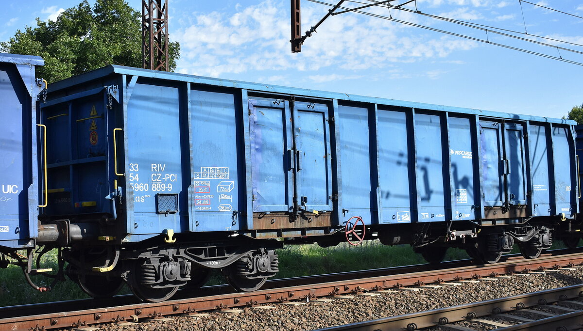 Tschechischer Drehgestell-Hochbordwagen vom Einsteller PKP CARGO INTERNATIONAL a.s. mit der Nr. 33 RIV 54 CZ-PCI 5960 889-9 Eas 107.6 in einem Ganzzug am 13.08.25 Höhe Bahnhof Kostrzyn nad Odrą.