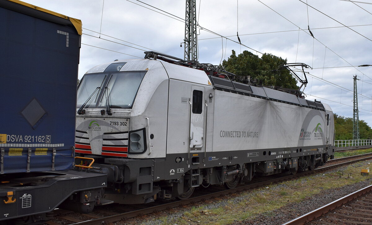 TX Logistik AG, Bad Honnef [D] mit ihrer Vectron  7193 302  [NVR-Nummer: 91 80 7193 302-5 D-TXL] und einem KLV-Zug Richtung Rostock Seehafen am 18.09.25 Höhe Bahnhof Magdeburg-Neustadt.
