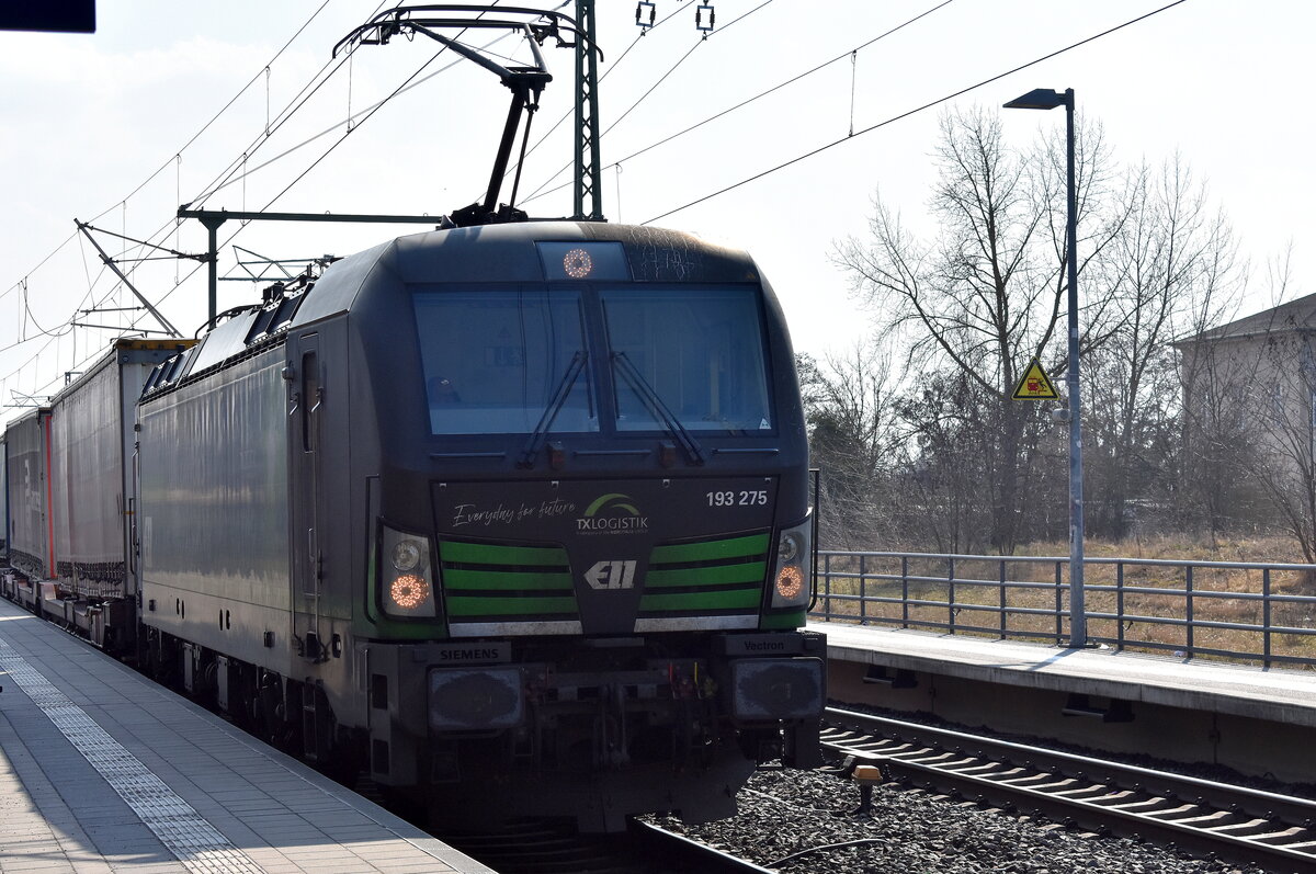 TX Logistik AG, Bad Honnef [D] mit der geleasten ELL Vectron  193 275  [NVR-Nummer: 91 80 6193 275-5 D-ELOC] und einem KLV-Zug am 19.03.26 Durchfahrt Bahnhof Roßlau (Elbe).
