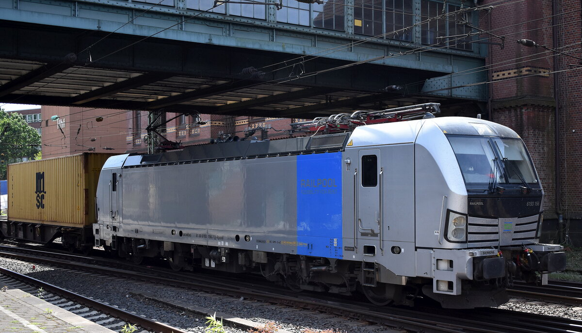 TX Logistik AG, Troisdorf [D] mit der geleasten Railpool Vectron  6193 156  [NVR-Nummer: 91 80 6193 156-7 D-Rpool] und einem Containerzug Richtung Hamburger Hafen am 14.05.25 Höhe Bahnhof Hamburg-Harburg.