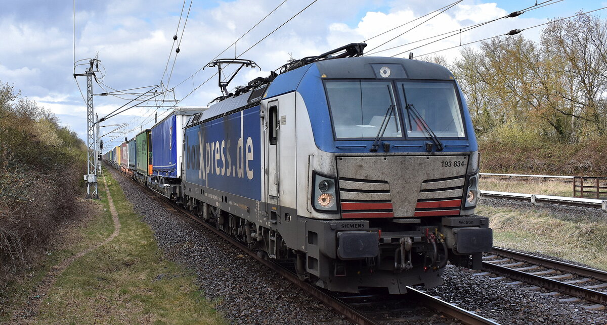TX Logistik AG, Troisdorf [D] mit der von der boxXpress.de GmbH angemieteten Vectron   193 834  [NVR-Nummer: 91 80 6193 834-9 D-BOXX] und KLV-Zug aus Rostock Seehafen am 26.03.26 Höhe Bahnhof Berlin Hohenschönhausen.