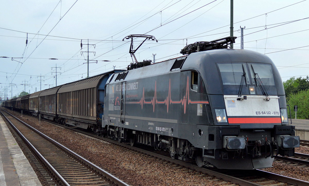 TXL mit dem MRCE Taurus ES 64 U2-070/182 570-2[NVR-Number: 91 80 6182 538-9 D-DISPO, Siemens Bj.2004]  WE LOVE TO CONNECT  mit Ganzzug Schiebewandwagen am 13.05.17 BF. Flughafen Berlin-Schönefeld.  