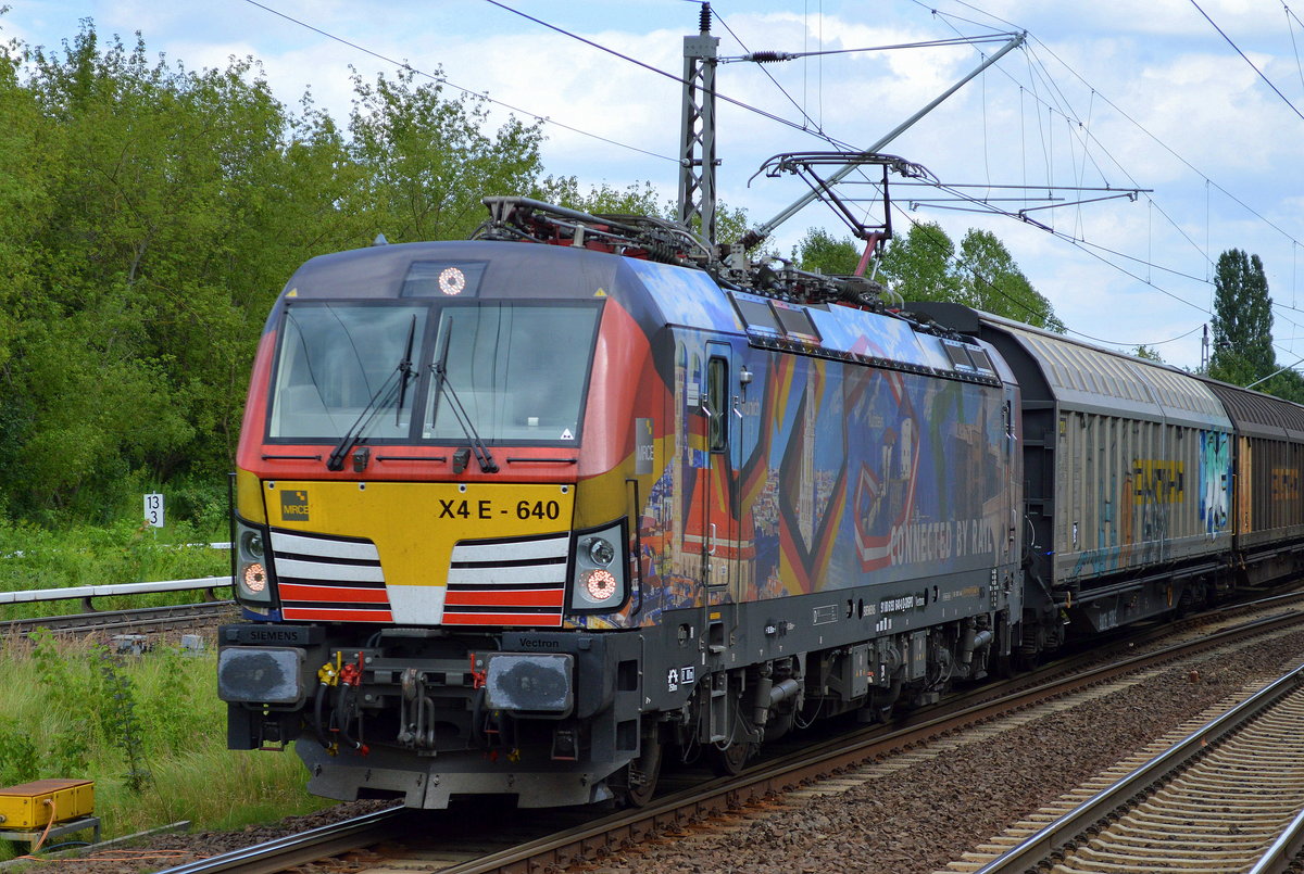 TXL mit der MRCE Vectron (wurde 2016 auf der INNO TRANS präsentiert) X4 E - 640 [NVR-Number: 91 80 6193 640-0 D-DISPO, Siemens Bj.2016]  CONNECTED BY RAIL  und einem Ganzzug Schiebewandwagen am 29.07.17 Berlin-Hohenschönhausen.