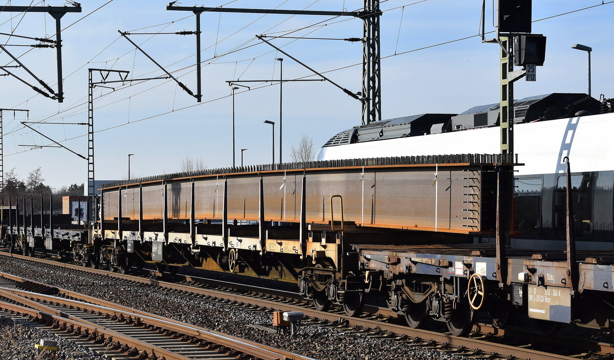 Über zwei Drehgestell-Flachwagen ist dieses riesige Stahlteil (Brückensegment) als Ladung gelegt, es handelt sich um zwei luxemburgische Güterwagen der Wagengattungen Rbnpss + Rnss der CFL Cargo, die sowieso schon Überlänge besitzen, gesichtet in einem gemischten Güterzug am 20.03.25 Höhe Bahnhof Rodleben.