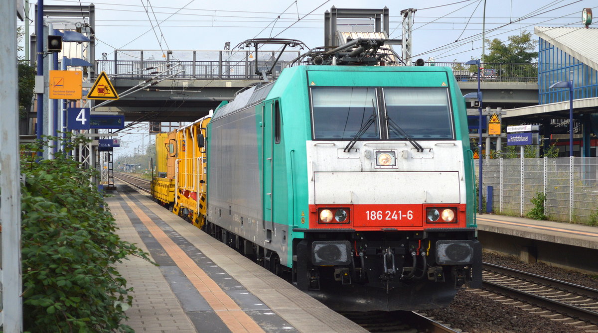 Überraschender Exot, die EVG - Eifelbahn Verkehrsgesellschaft mbH mit der 186 241-6 und einer Plasser & Theurer Gleisbaumaschine? + Beiwagen mit Drehgestellflachwagen mit Werkzeugcontainern am 27.09.17 Durchfahrt BF. Berlin-Hohenschönhausen.  