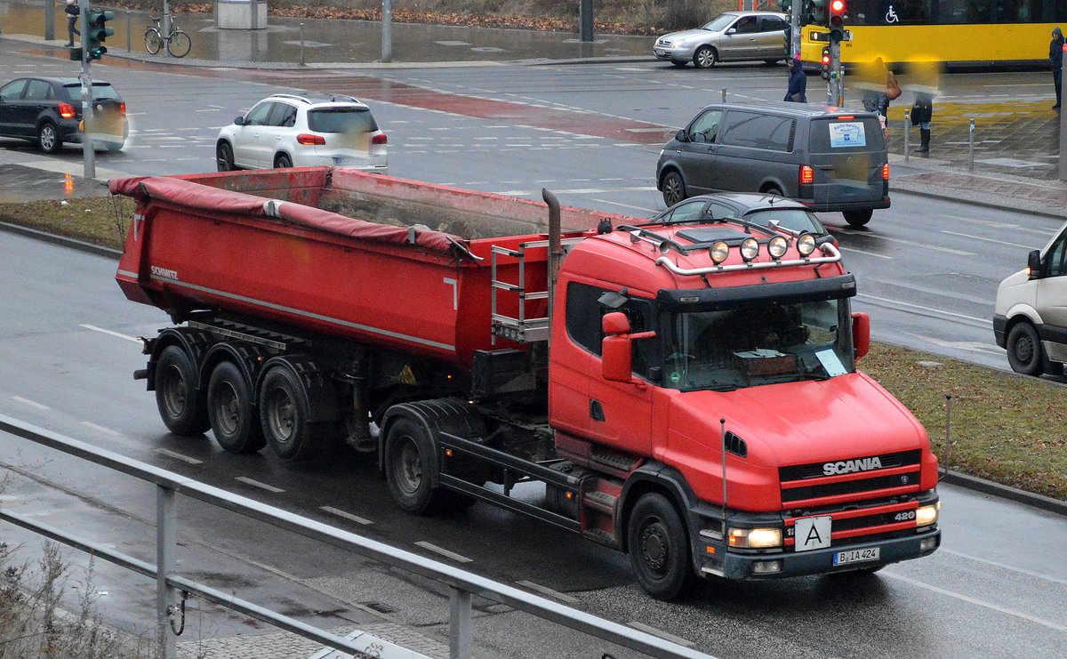 Und es gibt sie weiterhin, ein SCANIA 124G/420 Hauber Sattelkipper am 06.12.16 Berlin Adlershof.