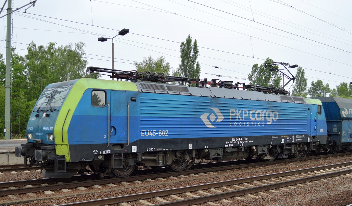 Und wie auf Bestellung zum Vergleich, eine der schön gefärbten in Folie gekleideten MRCE 189ér der PKP Cargo im täglichen manchmal recht schmutzigen Güterverkehr täglich unterwegs glänzen inzwischen schon über zum Teil mehrere Jahre unbeschädigt in ihren Farben, hier EU45-802 mit Schüttgutwagenzug am 01.06.15 Bhf. Flughafen Berlin-Schönefeld.