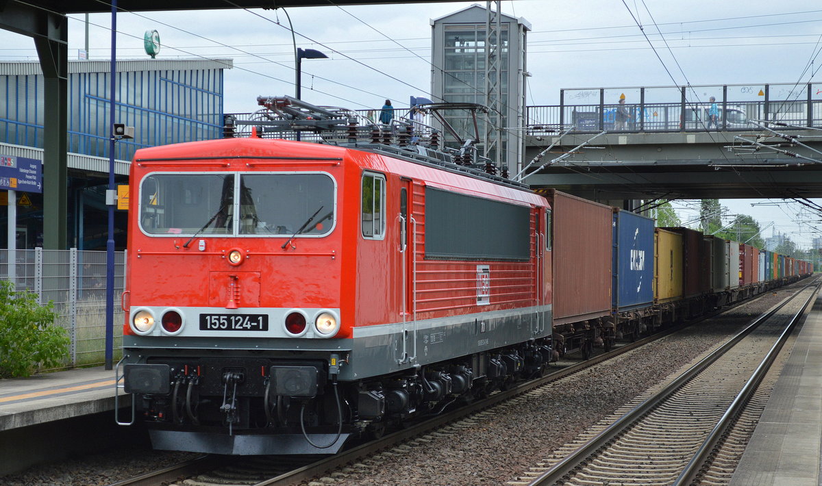 Ungewöhnliche Güterzugleistung vor ORT, MEG 701/155 124-1 mit Containerzug am 23.06.17 Bf. Berlin-Hohenschönhausen.