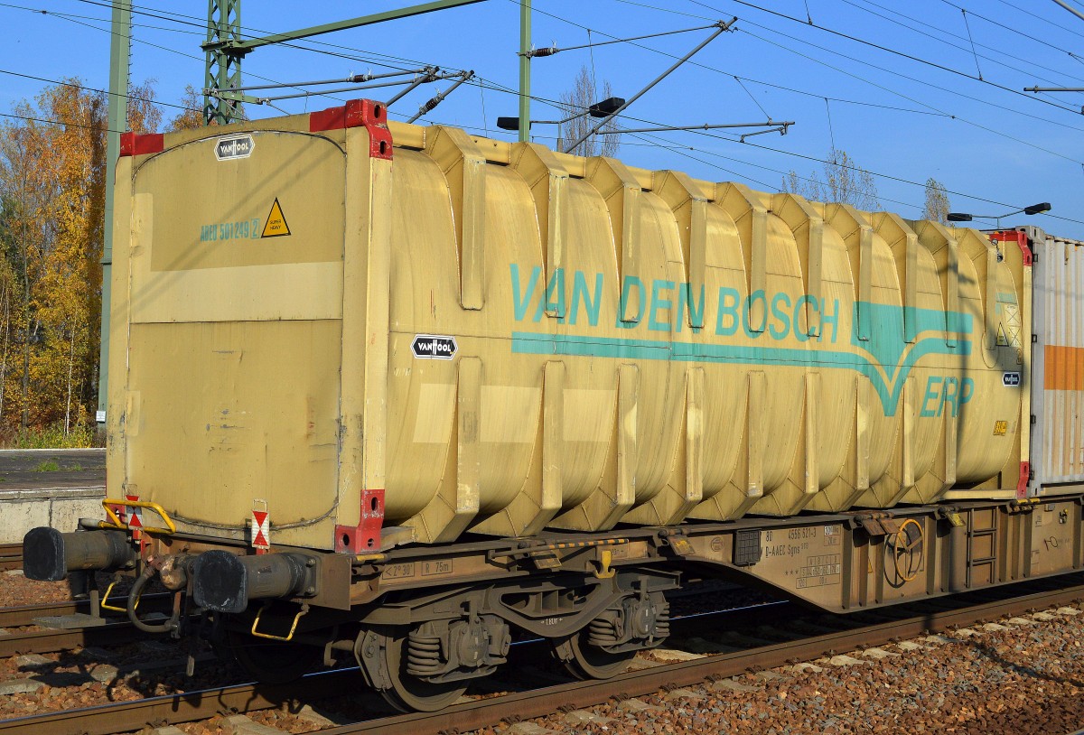 VAN DEN BOSCH ERP Bulkcontainer am 31.10.15 Bhf. Flughafen Berlin-Schönefeld.