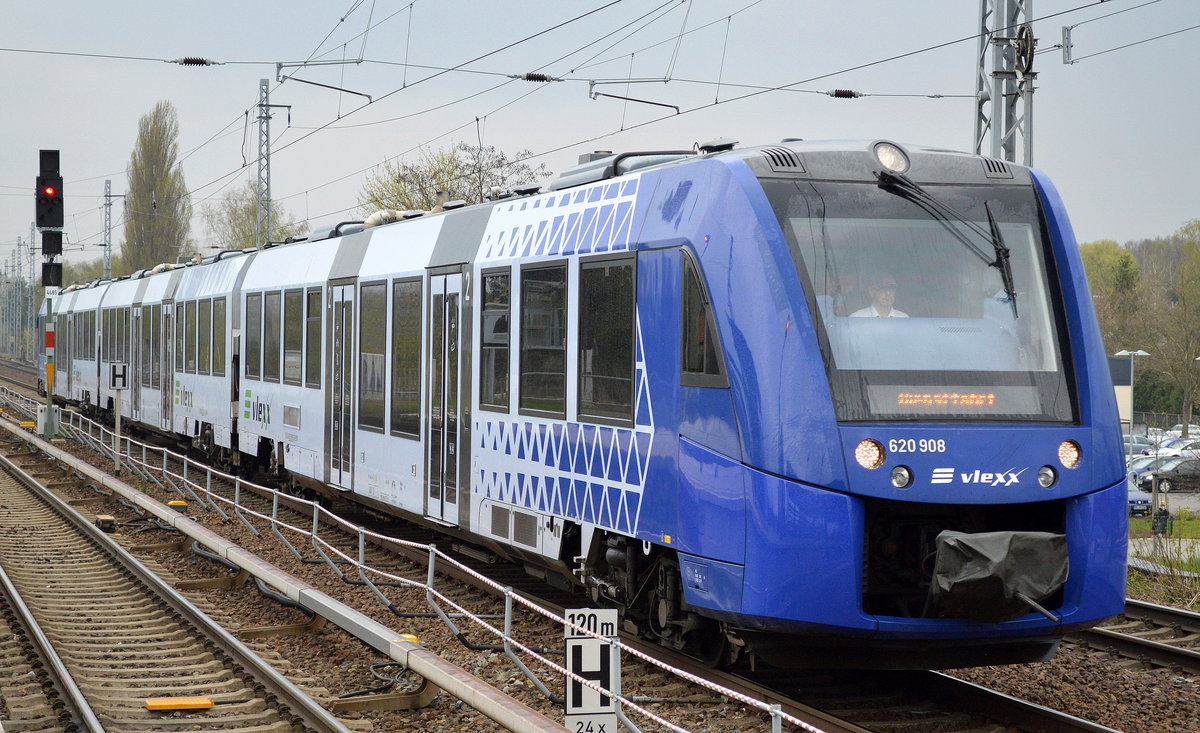 vlexx 620 908, der von ODEG gemietete Triebzug auf dem Weg von Eberswalde zur Bereitstellung Bf. Berlin-Lichtenberg am 05.04.17 Berlin-Karow.