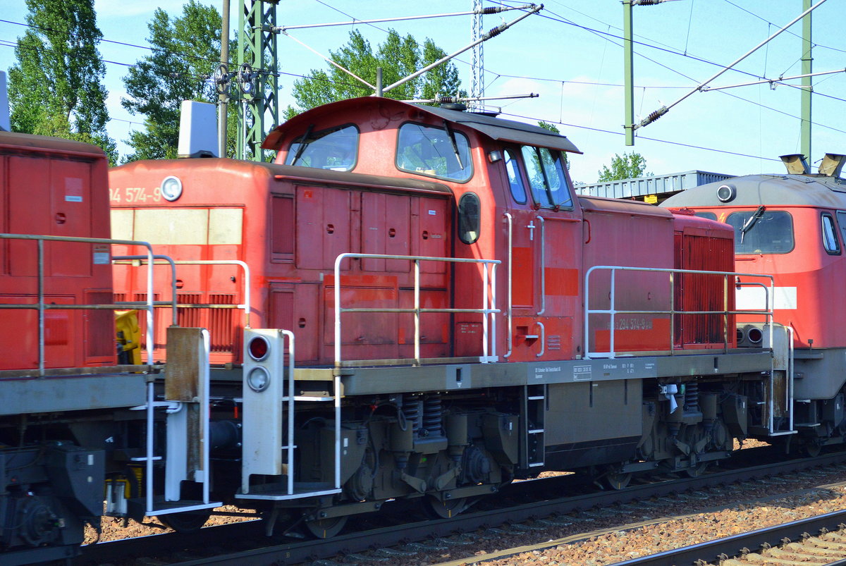 Völlig überraschend und mit höchst untypischen Loktypen hier Nordosten präsentierte sich dieser Lokzug bei der Durchfahrt am 22.07.16 im Bf. Flughafen Berlin-Schönefeld. Es handelt sich um 294 603-6 mit 294 574-9, 225 803-6 und 363 724-6 am Haken. Wenn jemand etwas näheres weiß über den Abfahrt- und Zielort, bitte kommentieren !!!