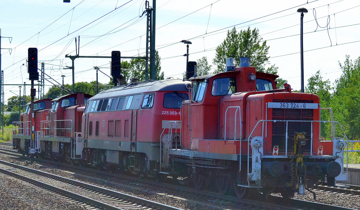 Völlig überraschend und mit höchst untypischen Loktypen hier Nordosten präsentierte sich dieser Lokzug bei der Durchfahrt am 22.07.16 im Bf. Flughafen Berlin-Schönefeld. Es handelt sich um 294 603-6 mit 294 574-9, 225 803-6 und 363 724-6 am Haken. Wenn jemand etwas näheres weiß über den Abfahrt- und Zielort, bitte kommentieren !!!
