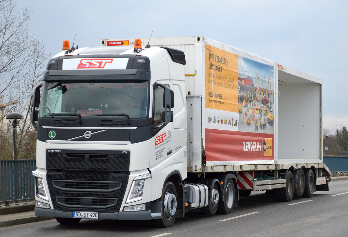 VOLVO FH 460 mit Flachtrailer mit Baustellen-Containern (ZEPPELIN Rental) der Int. Sped.SST GmbH am 06.03.17 Berlin-Gehrenseestr., Brücke.