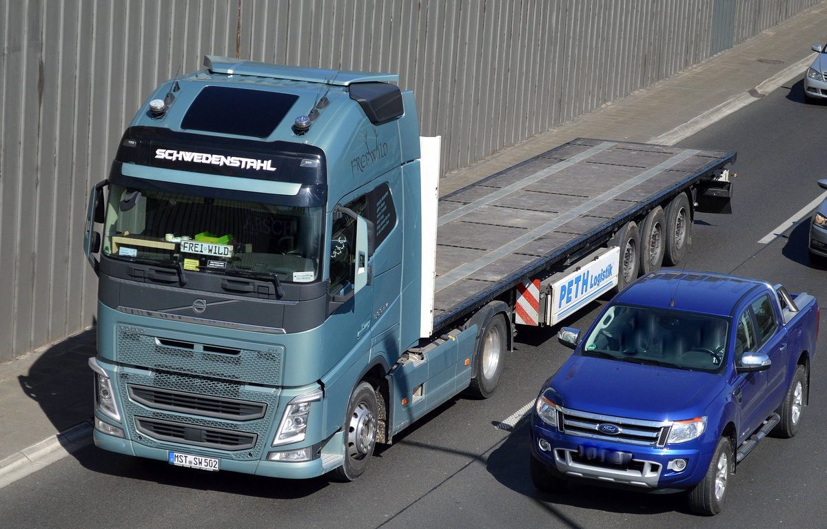 VOLVO FH 500 EEV Zugmaschine  FREIWILD  mit Trailer der Sped. PETH Logistik daneben überhol gerade ein FORD Pickup am 21.04.16 Berliner Stadtautobahn Höhe Knobelsdorffstr. 