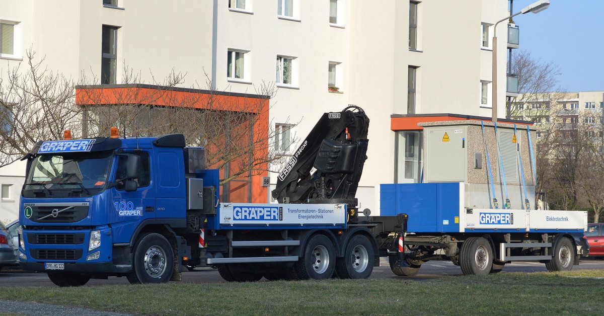 VOLVO FM 370 mit Ladefläche (Selbstlader) mit Hänger der Fa. GRÄPER GmbH & CoKG beim Transport eines Fertig-Transformatorenkastens am 19.02.15 Berlin-Pankow.