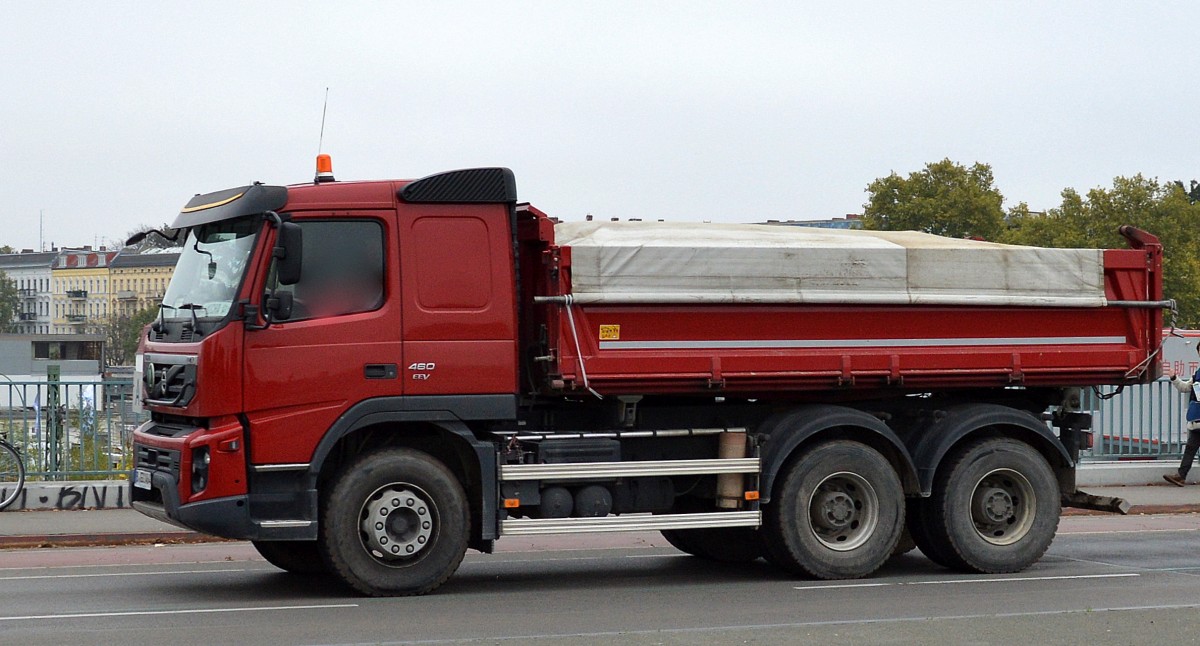 VOLVO FMX 460 EEV Kipper am 24.10.14 Berlin Putlitzbrücke.