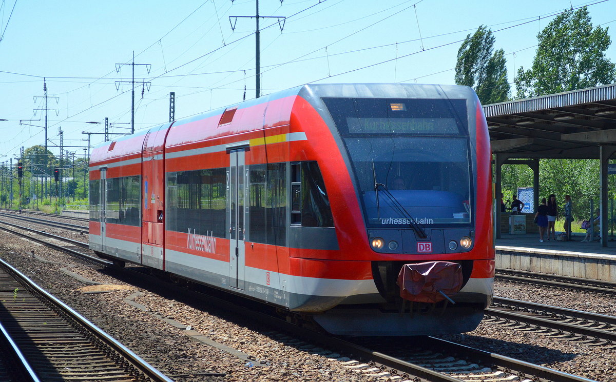 Vor ca einer Woche hatte ich schon einmal einen beobachtet, anscheinend ist die Fahrzeugflotte mit den Stadler GTW der BR 646 der Kurhessen DB RegioNetz Verkehrs GmbH Kassel im Moment zur Inspektion dran, hier der Triebzug 646 213-8 bei der Durchfahrt Bf. Flughafen Berlin-Schönefeld mit großer Wahrscheinlichkeit auf dem Weg zum Stadler-Werk Berlin-Pankow, 23.06.16