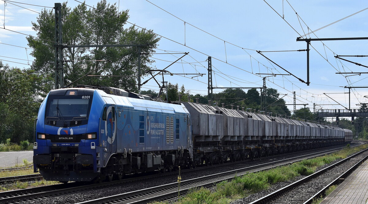 VPS - Verkehrsbetriebe Peine-Salzgitter GmbH, Salzgitter [D] mit der geleasten ELP Eurodual Lok  2159 265-8  [NVR-Nummer: 90 80 2159 265-8 D-ELP] und einem Schüttgutwagenzug für Kaolin am 01.08.25 Höhe Bahnhof Niederndodeleben.