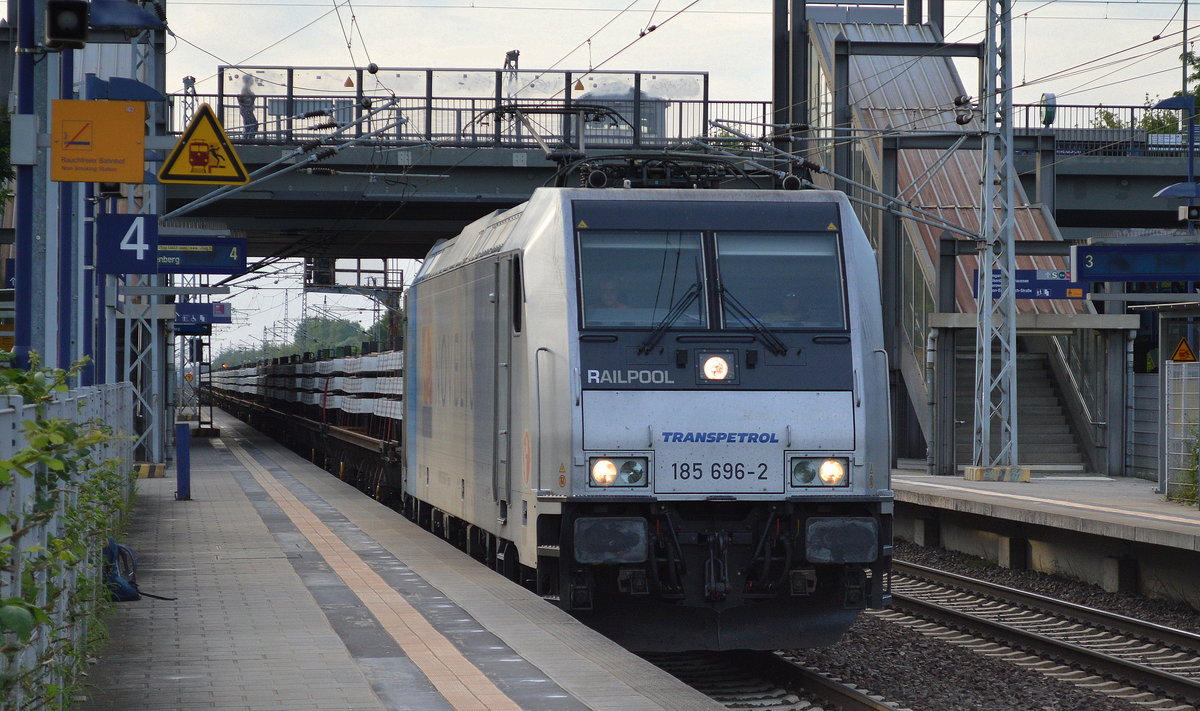 VTG Rail Logistics Deutschland GmbH mit der Railpool-Lok 185 696-2 und einem Ganzzug Oberbaustoffwagen mit Feitiggleisbohlen am 19.07.17 Bf. Berlin-Hohenschönhausen.
