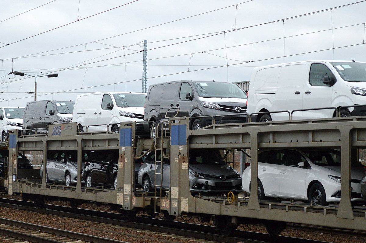 Wageneinheit für den Kfz-Transport der belgischen Fa. BLG LOGISTCS vom Typ Laaers beladen mit fabrikneuen TOYOTA PROACE Transportern in einem Ganzzug gezogen von HSL 185 599-8 am 07.03.17 Bf. Flughafen Berlin-Schönefeld.