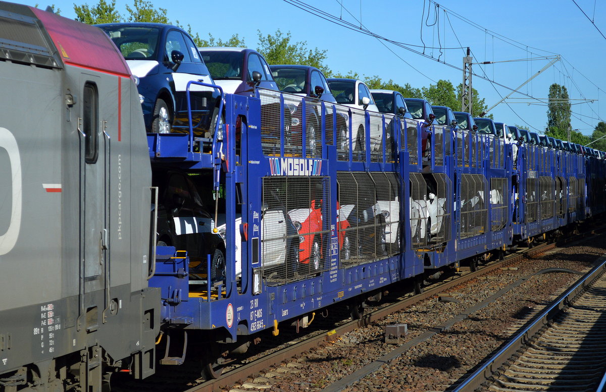 Wageneinheit für den Kfz-Transport der Fa. MOSOLF mit französischer Registrierung mit der Nr. 23 RIV 87 F-MOS 4363 664-5 Laaers mit FIAT 500 aus polnischer Produktion am 01.06.17 Bf. Berlin-Hohenschönhausen.