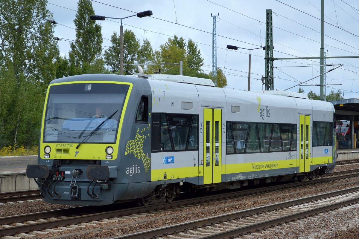 Wahrscheinlich auf dem Rückweg nach Inspektion im Stadler Werk Berlin-Pankow, ein agilis RgeioShuttle VT 650.736 (95 80 0650 736-1 D-AGIL, Stadler Bj.2011) überraschend im Bhf. Flughafen Berlin-Schönefeld.