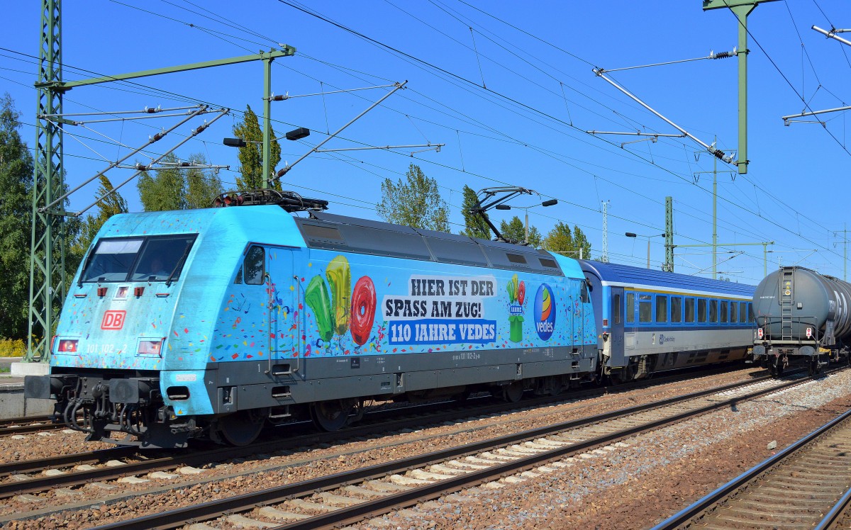 Weiterer Umleitungszug ein EC mit der schönen 101 102-2 mit der Vedes Werbung am 03.09.14 Durchfahrt Bhf. Flughafen Berlin-Schönefeld. 