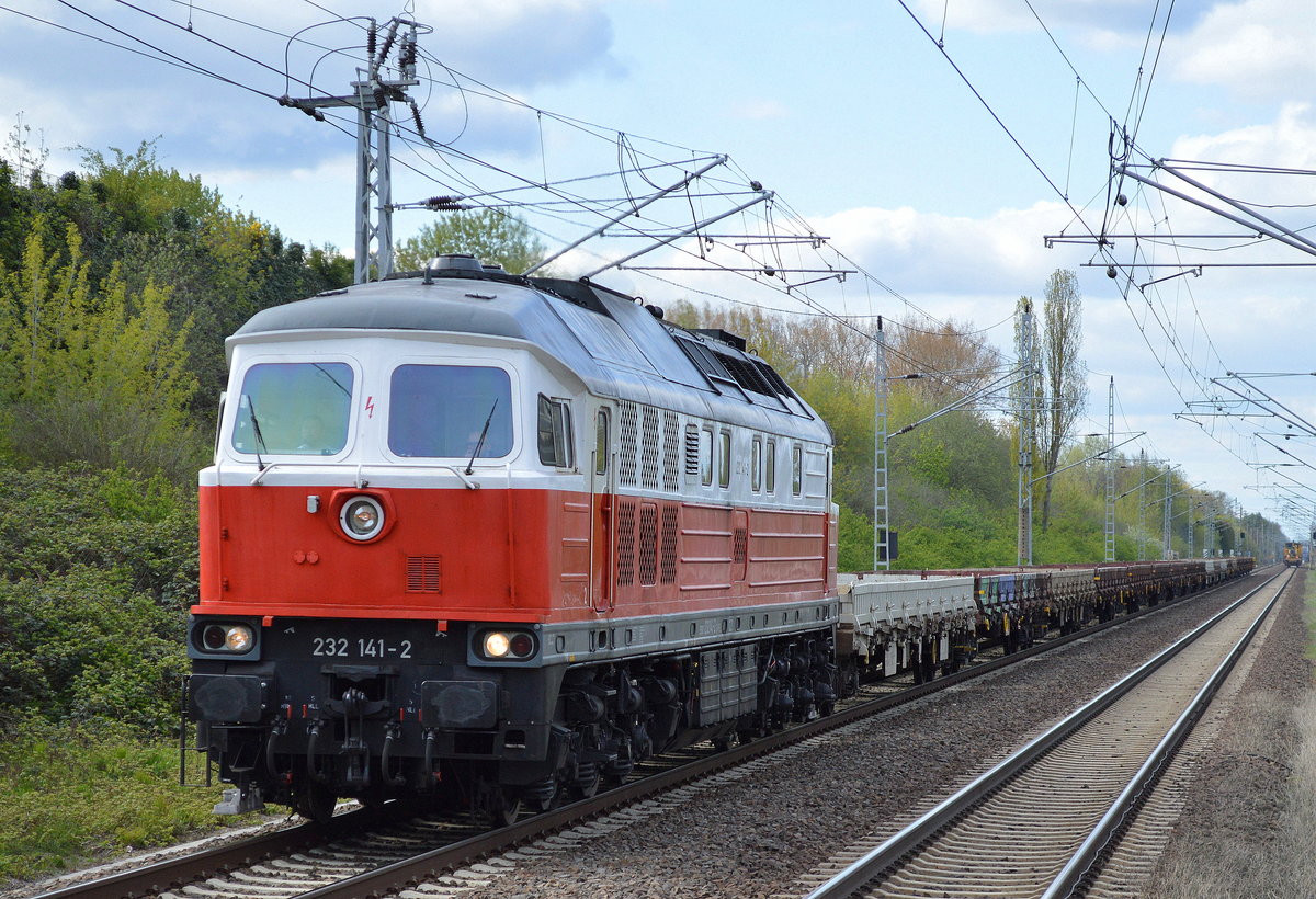 WFL 232 141-2 mit einigen leeren Drehgestell-Flachwagen Richtung Industrie-Übergabe Nordost am 19.04.17 Bf. Berlin-Hohenschönhausen. 