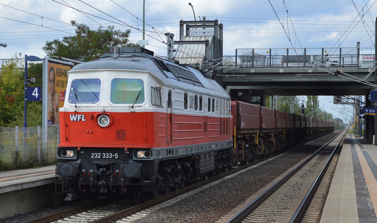 WFL 232 233-5 mit einem Ganzzug Schüttgutkippwagen am 18.09.15 Berlin-Hohenschönhausen.