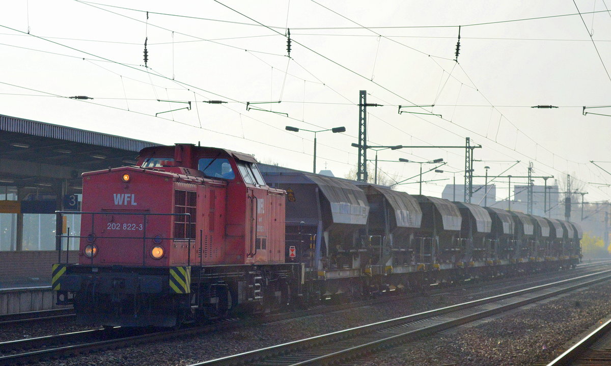 WFL Lok 15/202 822-3 mit Schotterzug am 11.11.16 Bf. Flughafen Berlin-Schönefeld.