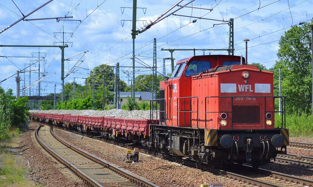 WFL Lok 22 (203 114-4 mit SChotterzug am 04.07.17 BF. Flughafen Berlin Schönefeld.