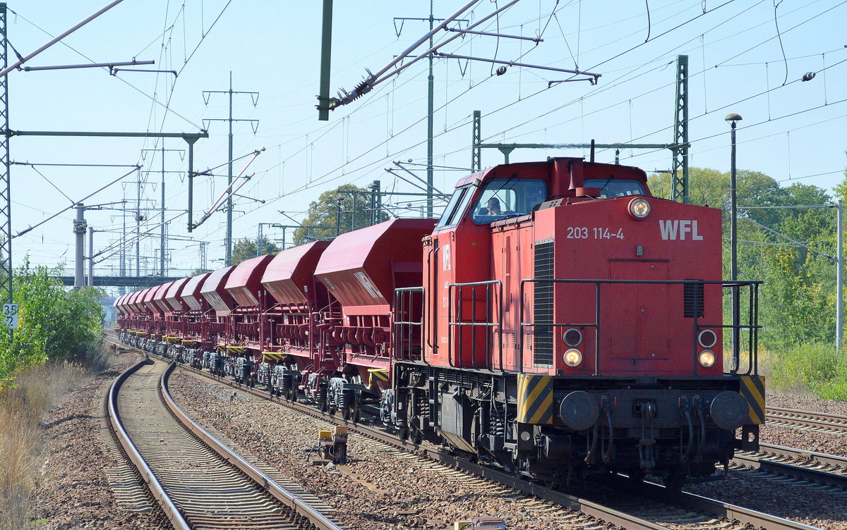 WFL Lok 22/203 114-4 mit einem Schotterzug am 08.09.16 Bf. Flughafen Berlin-Schönefeld.