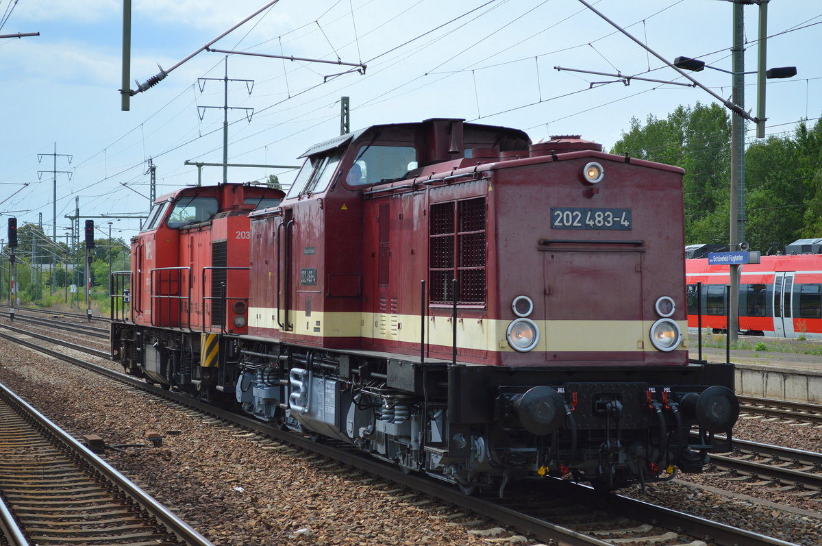WFL Lok 24/202 483-4 + Lok 25/203 112-8 am 23.07.16 Durchfahrt Bf. Flughafen Berlin-Schönefeld.