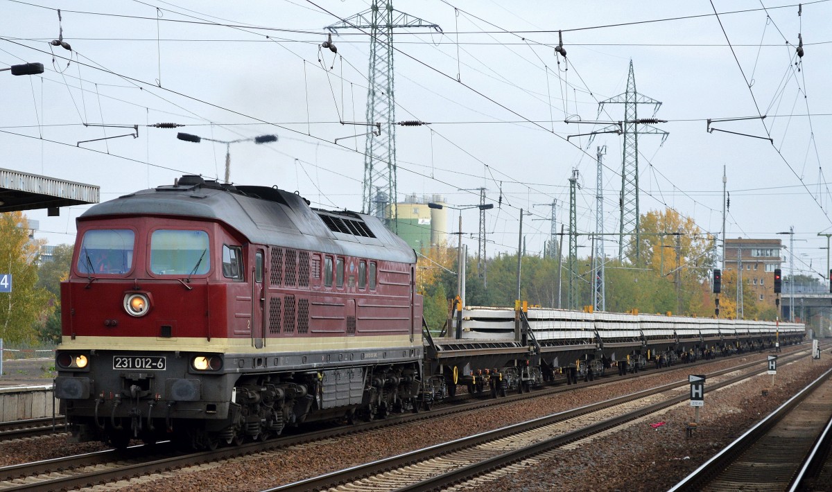 WFL mit ihrer 231 012-6 und einem Ganzzug der DB Bahnbau Gruppe mit Oberbaustoffwagen mit Betongleisbohlen beladen am 22.10.15 Bhf. Flughafen Berlin-Schönefeld.