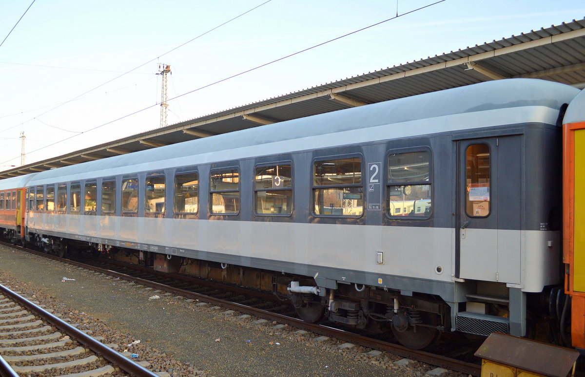 Wie man es schon vermuten konnte hat Locomore seinen Zug nach Stuttgart um zwei Wagen erweitert und über die Fa. HEROS Rail Rent GmbH zwei weitere Reisezugwagen im heutigen Zug ab Berlin Lichtenberg gemietet, einmal dieser grau-weiße 2.Klasse Wagen mit der Nr. D-HEROS 56 80 22-94 277-1 Bimz 548.2, 21.12.16 Bf. Berlin-Lichtenberg.