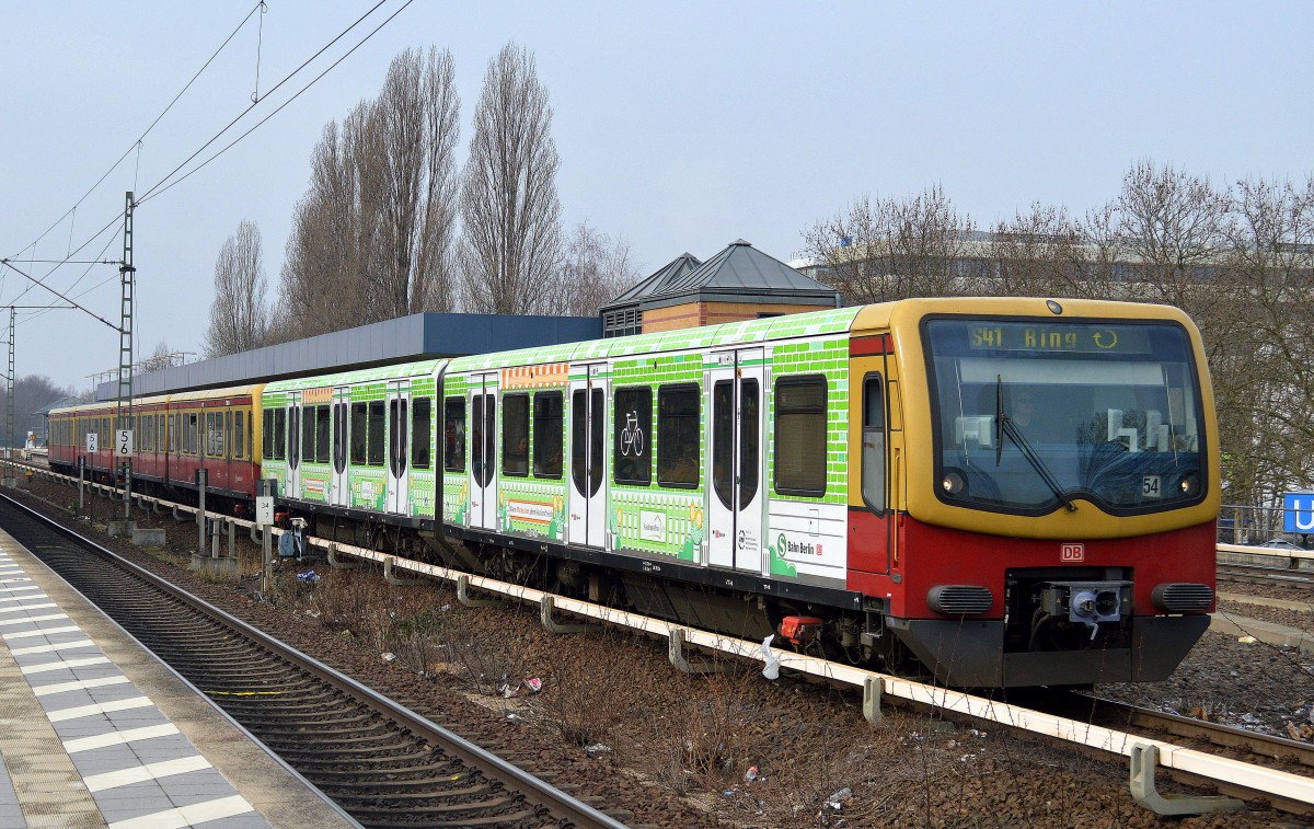 Wieder ein in neuer Werbefolie fahrender Viertelzug (BR 481) der Berliner S-Bahn auf der Linie S41 Ringbahn bei der Ausfahrt Bhf. Berlin-Jungfernheide. Optisch würden glaube ich Ganzzüge sicherlich noch wirkungsvoller zur Geltung kommen.