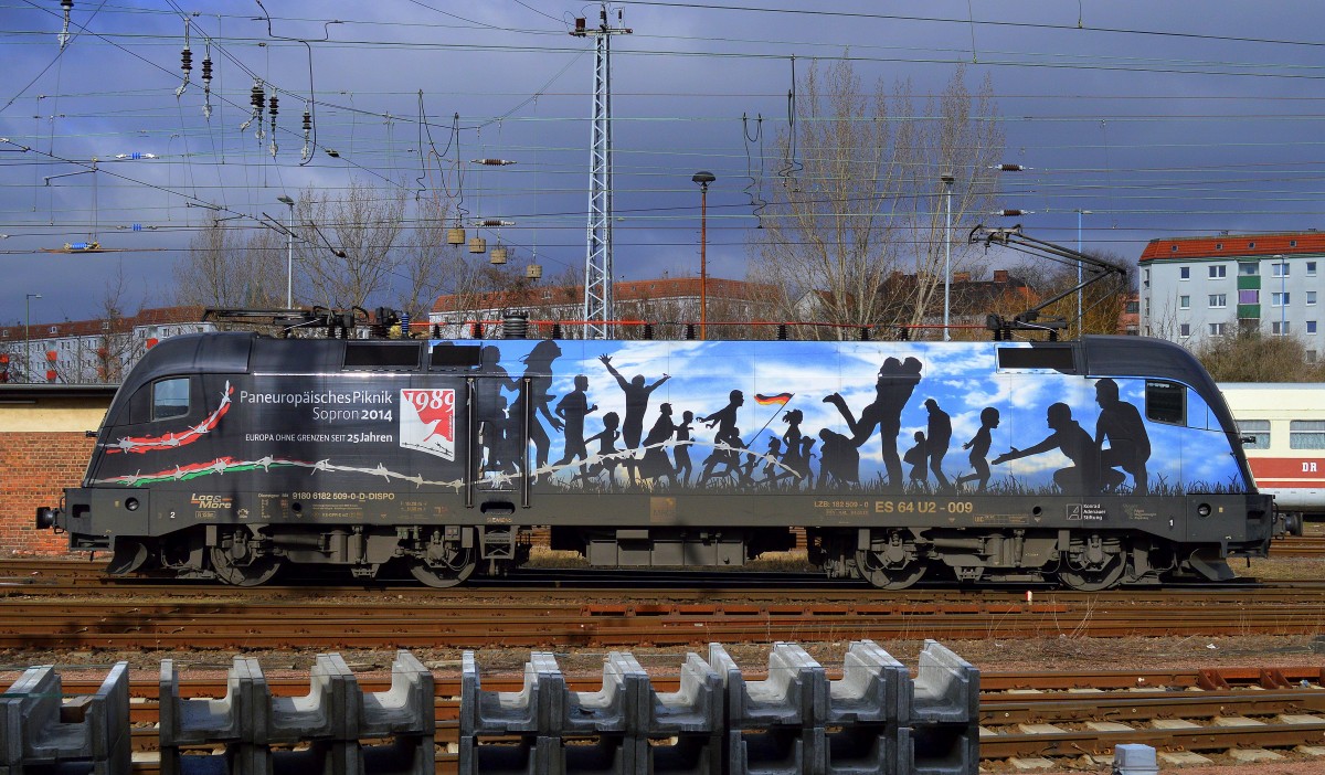 Wieder mal vormittags im Bahnhofsbereich Berlin Lichtenberg, die MRCE Dispolok ES64 U2-009 angemietet von der DB für den Einsatz des IRE Berlin-Hamburg, habe sie so zwar schon einmal abgelichtet aber diesmal war das Sonnenlicht so ideal das man das Seitenmotiv noch einmal richtig genießen konnte. Denn so schöne Taurus-Loks wie unsere österreichischen Nachbarn haben wir sowieso nicht und diese Lok bietet wenigstens mal ein sehenswertes Motiv, 05.03.15