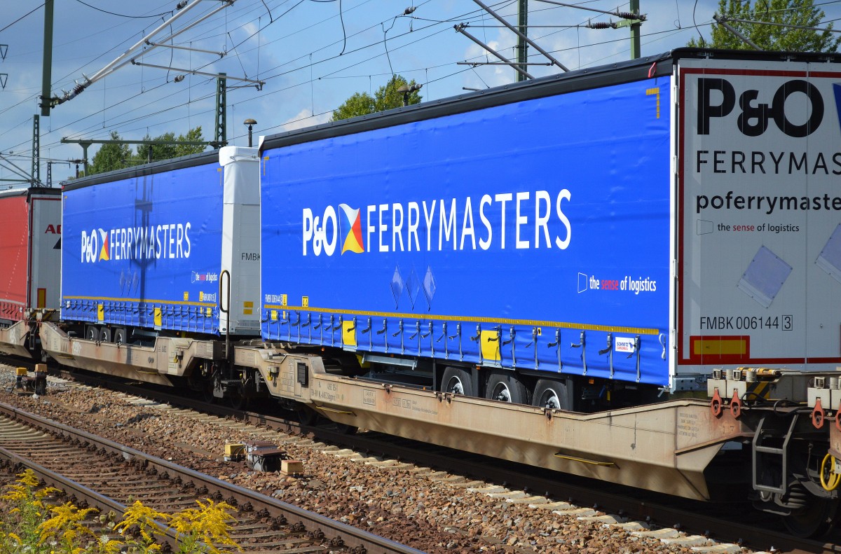 Zwei Sattelauflieger vom niederländischen Unternehmen P&O FERRYMASTERS Ltd. aus Rotterdam am 14.08.14 Bhf. Flughafen Berlin-Schönefeld.